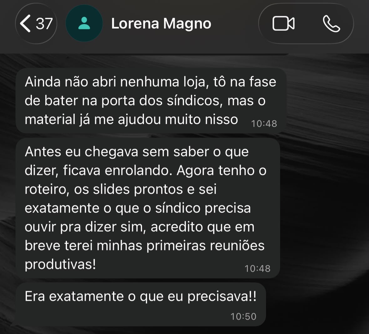 Print de WhatsApp de Lorena Magno: ainda não abri nenhuma loja, tô na fase de bater na porta dos síndicos, mas o material já me ajudou muito. Agora tenho o roteiro, os slides prontos e sei exatamente o que o síndico precisa ouvir pra dizer sim. Era exatamente o que eu precisava.