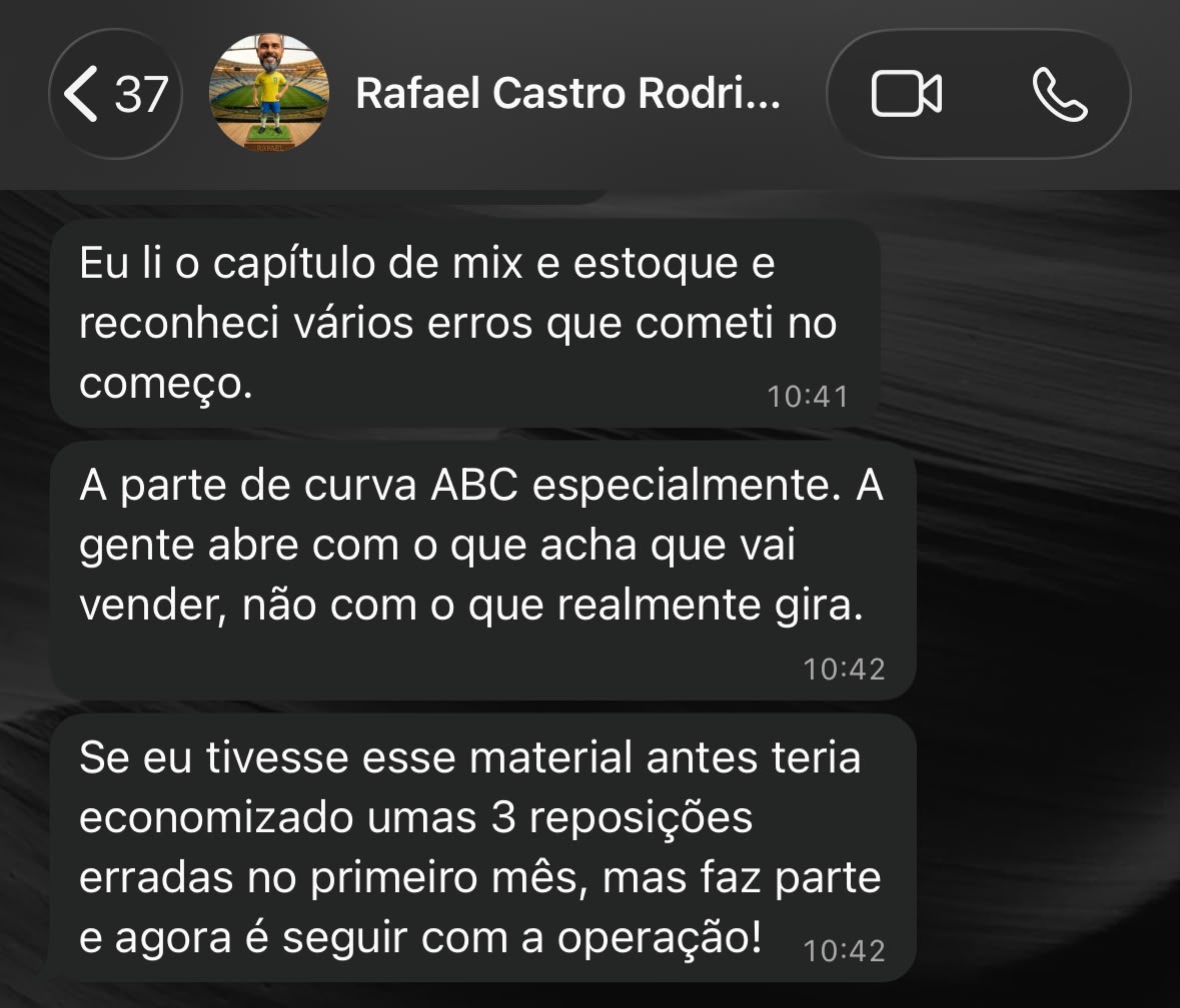 Print de WhatsApp de Rafael Castro: li o capítulo de mix e estoque e reconheci vários erros que cometi no começo. A parte de curva ABC especialmente. Se eu tivesse esse material antes teria economizado umas 3 reposições erradas no primeiro mês.