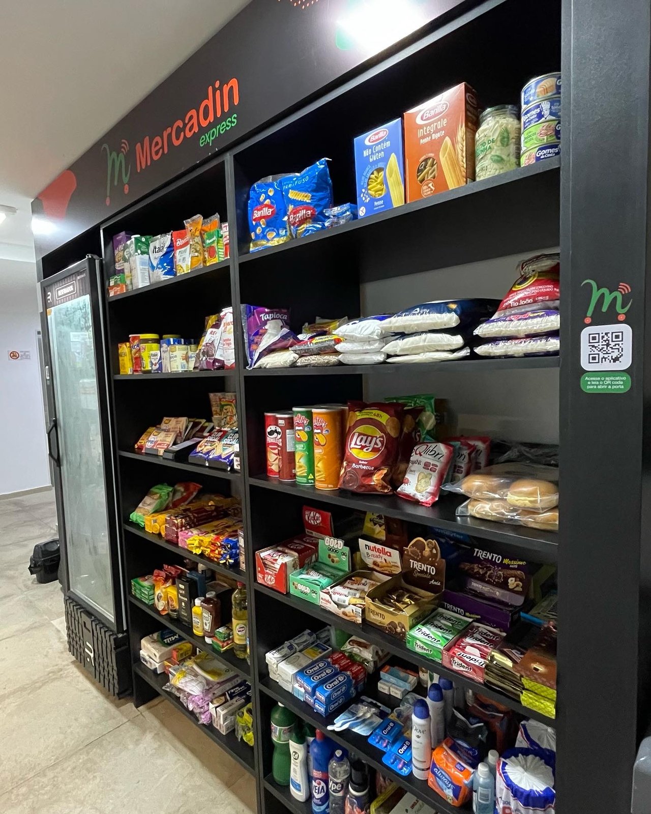 Prateleiras de minimercado autônomo Mercadin Express, unidade no bairro Santa Cecília, Vitória/ES