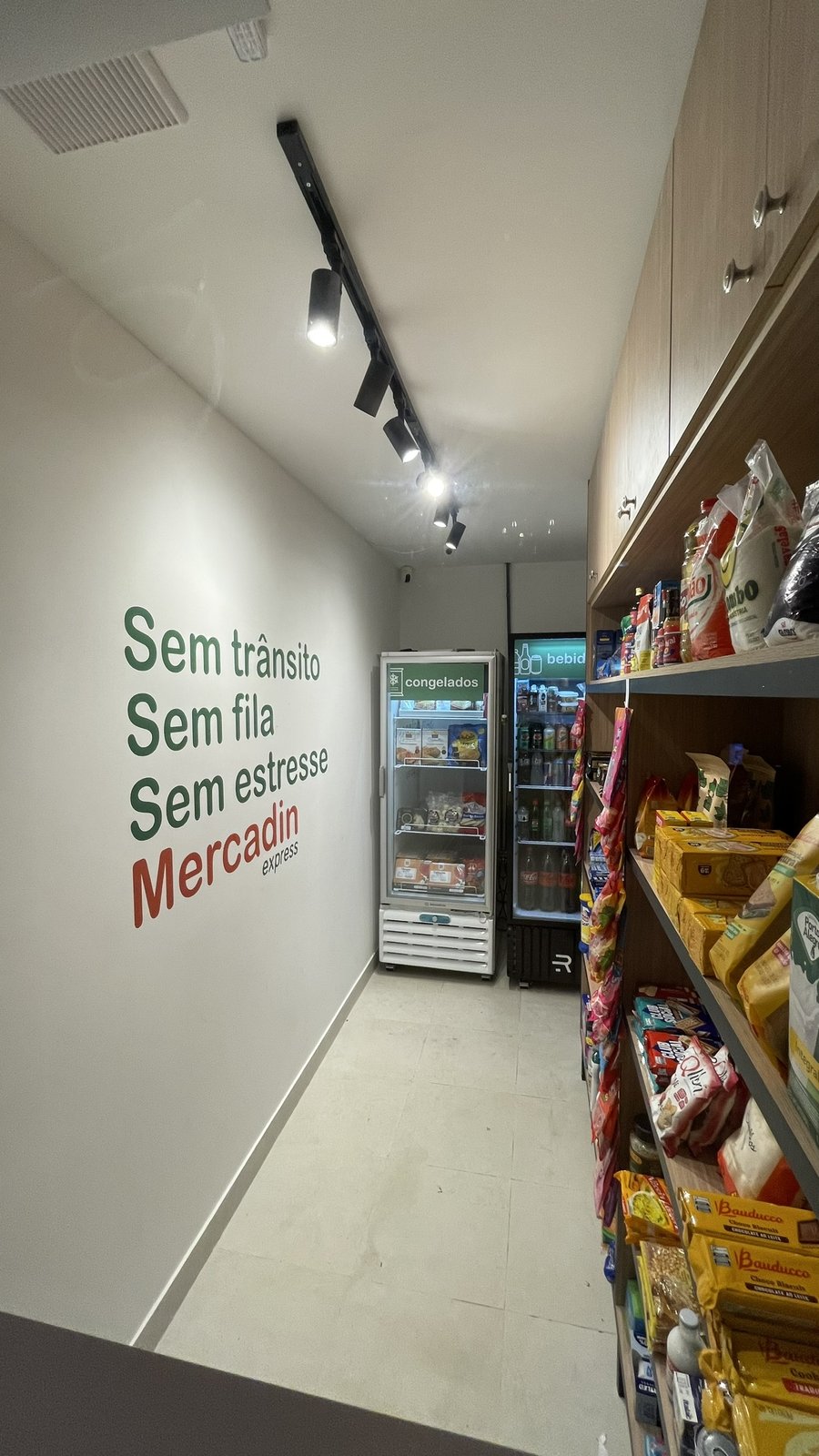 Corredor de minimercado autônomo Mercadin Express, unidade no bairro Bento Ferreira, Vitória/ES